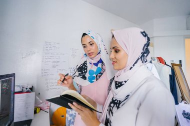 İki genç ve dinamik Müslüman kadınlar işlerini görüşmek üzere bir iş strateji toplantısı yapacağız. Onlar Müslüman Moda online ve mağaza içi perakende satmak.