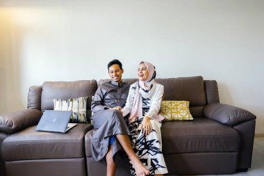 Müslüman Malay birkaç evde Müslüman Festivali sırasında laptop ile Singapur, Asya Hari Raya portresi.