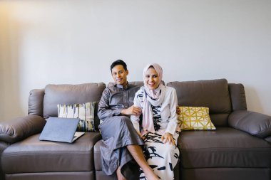 Müslüman Malay birkaç evde Müslüman Festivali sırasında laptop ile Singapur, Asya Hari Raya portresi.