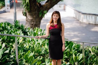 Şehirde elbiseli güzel bir Asya işkadını portresi.