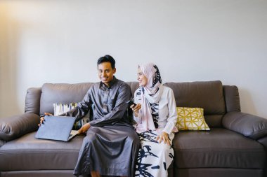 Müslüman Malay birkaç evde Müslüman Festivali sırasında laptop ile Singapur, Asya Hari Raya portresi.