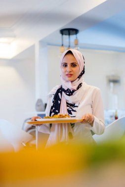Lezzetli aperatifler ve Asya gıda ile Müslüman kadın.