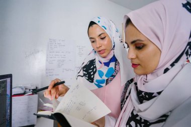 İki genç ve dinamik Müslüman kadınlar işlerini görüşmek üzere bir iş strateji toplantısı yapacağız. Onlar Müslüman Moda online ve mağaza içi perakende satmak.