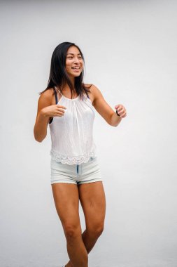 Samimi bir an için bir genç, atletik ve tabaklanmış Çinli Asyalı kadın portresi. O gülümsüyor ve rahat ve konforlu bir elbise olduğunu.