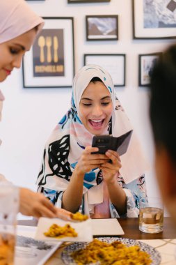 Geleneksel aile akşam yemeği masada evde birlikte Müslüman