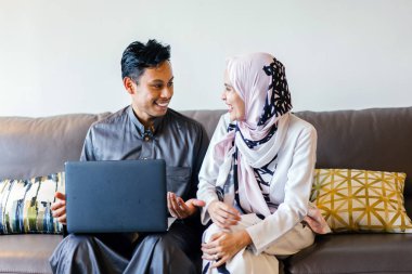 Müslüman Malay birkaç evde Müslüman Festivali sırasında laptop ile Singapur, Asya Hari Raya portresi.