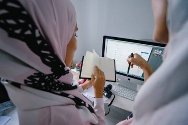 İki genç ve dinamik Müslüman kadınlar işlerini görüşmek üzere bir iş strateji toplantısı yapacağız. Onlar Müslüman Moda online ve mağaza içi perakende satmak.