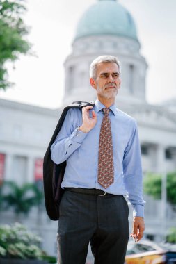 Şehir arka plan üzerinde takım elbise üst düzey işadamı portresi