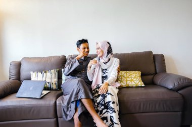 Müslüman Malay birkaç evde Müslüman Festivali sırasında laptop ile Singapur, Asya Hari Raya portresi.