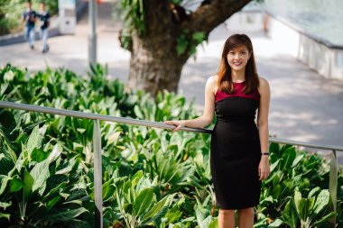 Şehirde elbiseli güzel bir Asya işkadını portresi.