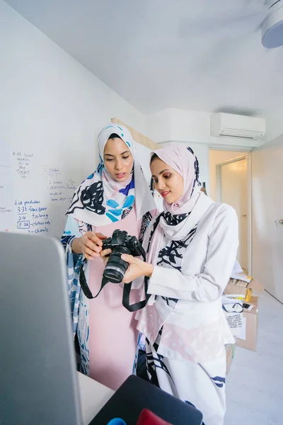 Dos Jóvenes Atractivas Empresarias Musulmanas Están Teniendo Debate Negocios Una — Foto de Stock
