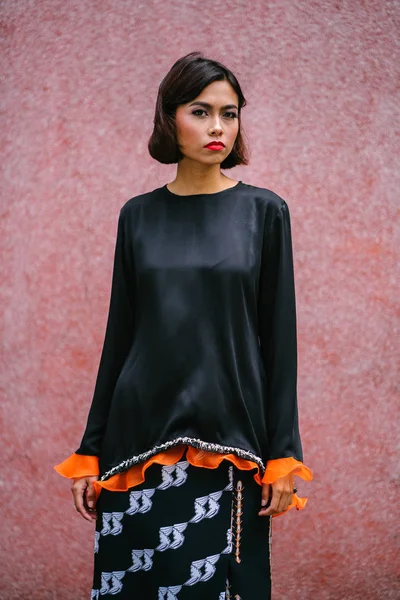 时装肖像一个美丽的 亚洲时髦的女人摆在街上 — 图库照片