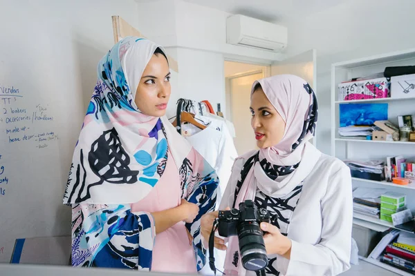 Dvě Mladé Atraktivní Muslimské Ženy Podnikatelé Mají Obchodní Jednání Prodejní — Stock fotografie