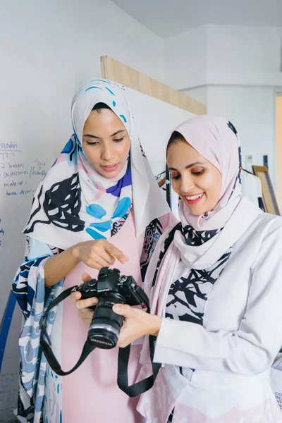 Two Young Attractive Muslim Women Entrepreneurs Having Business Discussion Retail — Stock Photo, Image