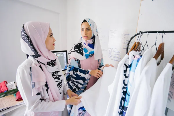 Dvě Mladé Atraktivní Muslimské Ženy Podnikatelé Mají Obchodní Jednání Prodejní — Stock fotografie