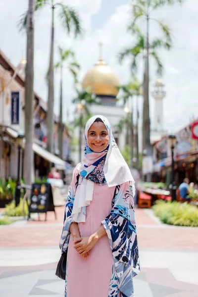 在城市街道上漫步的快乐穆斯林女性肖像 — 图库照片