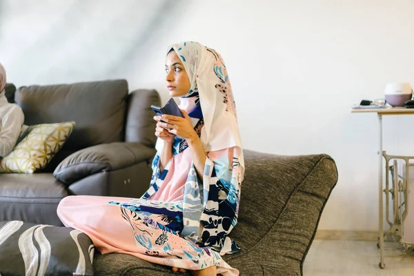 Retrato Uma Jovem Muçulmana Com Telefone Celular Casa — Fotografia de Stock