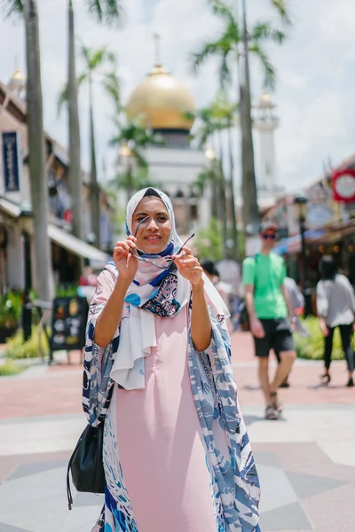 Retrato Mulher Muçulmana Feliz Andando Rua Cidade — Fotografia de Stock