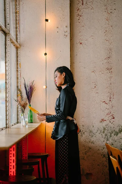 Porträtt Snygga Moderiktiga Och Smal Malajiska Muslimsk Kvinna Ett Café — Stockfoto