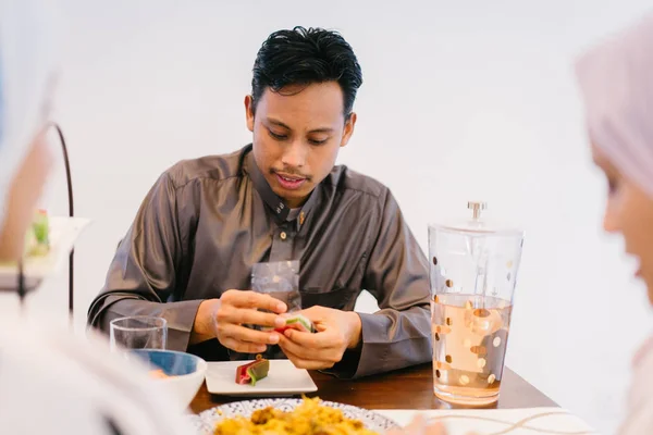 집에서 식사를 즐기는 회교도 남자의 초상화 — 스톡 사진