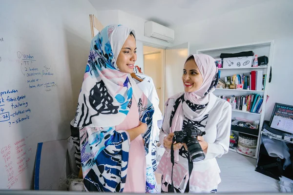 Two Young Attractive Muslim Women Entrepreneurs Having Business Discussion Retail — Stock Photo, Image