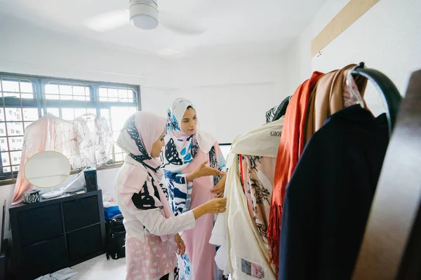 Due Giovani Attraenti Imprenditrici Musulmane Stanno Discutendo Affari Ufficio Dettaglio — Foto Stock