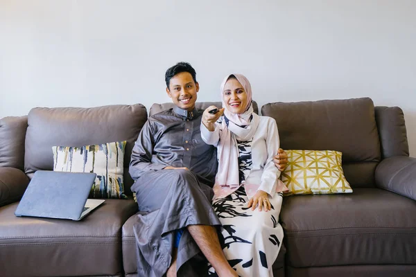 Πορτρέτο Της Μουσουλμανική Μαλαισίας Ζευγάρι Στο Σπίτι Φορητό Υπολογιστή Κατά — Φωτογραφία Αρχείου