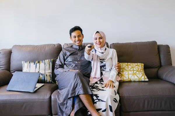Müslüman Malay birkaç evde Müslüman Festivali sırasında laptop ile Singapur, Asya Hari Raya portresi.
