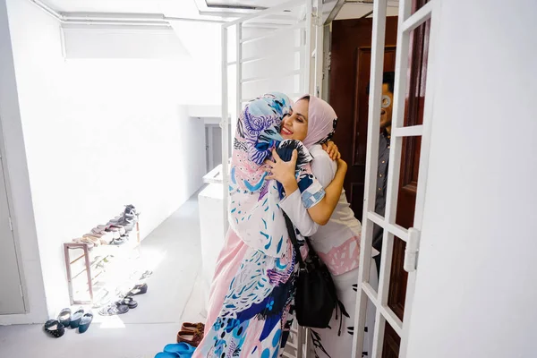 Mulher Muçulmana Cumprimentando Convidado Porta Convidá Para Celebrar Hari Raya — Fotografia de Stock