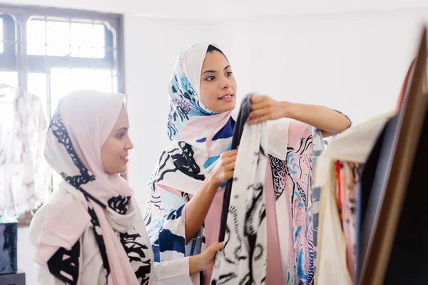 Две Молодые Привлекательные Мусульманские Женщины Предприниматели Ведут Деловую Дискуссию Розничном — стоковое фото