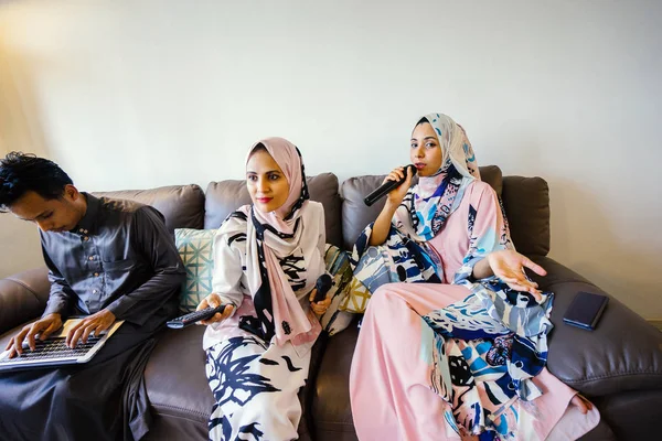 Dos Mujeres Musulmanas Pañuelos Para Cabeza Están Cantando Karaoke Sistema — Foto de Stock
