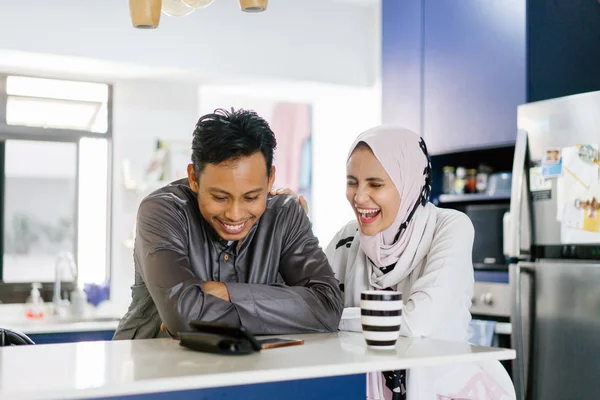 Feliz Pareja Musulmana Con Cocina Casa — Foto de Stock