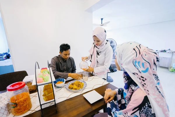 Keluarga Muslim Duduk Untuk Makan Rumah Dua Wanita Syal Kepala — Stok Foto