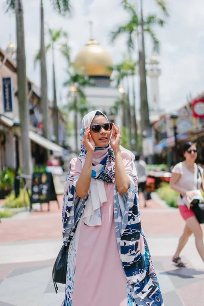 Retrato Mulher Muçulmana Feliz Andando Rua Cidade — Fotografia de Stock