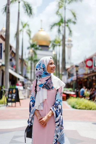 Retrato Mulher Muçulmana Feliz Andando Rua Cidade — Fotografia de Stock