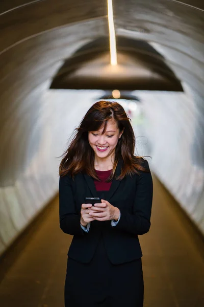 一个美丽的亚洲商人的肖像在休闲服装智能手机 亚洲商业妇女站在城市 — 图库照片