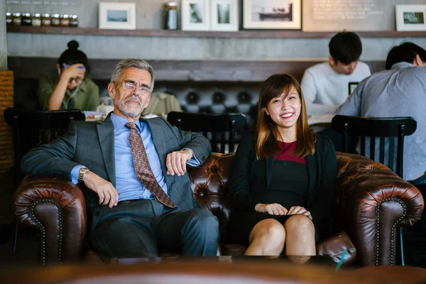 Business Γυναίκα Και Άνθρωπος Επαγγελματίες Που Εργάζονται Στο Καφενείο Επιχειρηματική — Φωτογραφία Αρχείου
