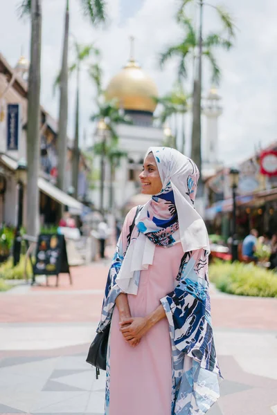 Retrato Mulher Muçulmana Feliz Andando Rua Cidade — Fotografia de Stock