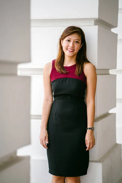 Egy Gyönyörű Ázsiai Üzletasszony Ruha Portréja Ázsiai Üzleti Áll Város — Stock Fotó