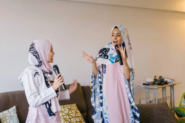 Two Muslim Women Headscarves Singing Karaoke Home Entertainments System Hari — Stock Photo, Image