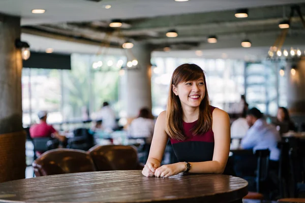 Retrato Una Mujer China Asiática Cafetería — Foto de Stock