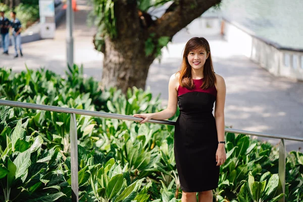 Retrato Una Hermosa Mujer Negocios Asiática Vestido Ciudad —  Fotos de Stock