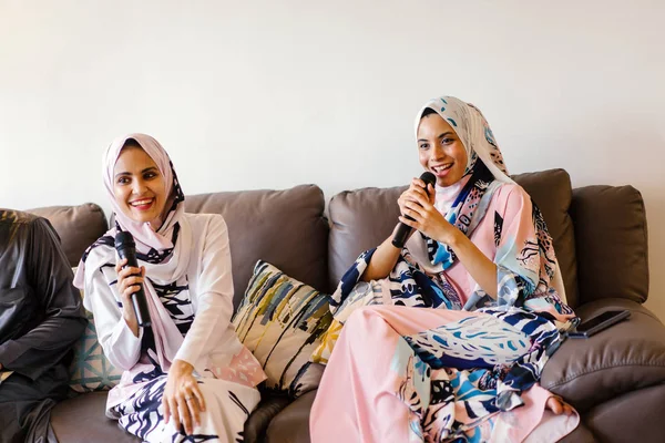 Δυο Μουσουλμάνες Μαντίλες Τραγουδώντας Καραόκε Στο Σύστημά Τους Οικιακές Ψυχαγωγίες — Φωτογραφία Αρχείου