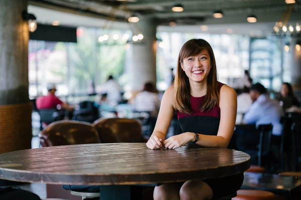 Retrato Una Mujer China Asiática Cafetería — Foto de Stock