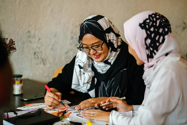 Two Attractive Muslim Women Entrepreneurs Having Business Discussion Coworking Space — Stock Photo, Image