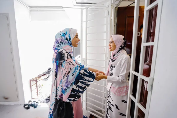 Мусульманская Женщина Встречает Гостя Двери Приглашает Отпраздновать Хари Райю Мусульманский — стоковое фото