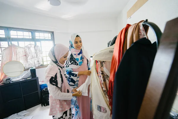 Две Молодые Привлекательные Мусульманские Женщины Предприниматели Ведут Деловую Дискуссию Розничном — стоковое фото