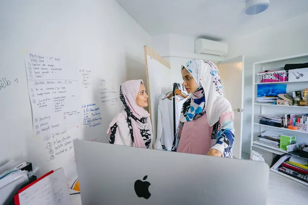 Dynamicare 비즈니스 그들의 사업을 그들은 온라인 소매에서 이슬람 회교도 여자를 — 스톡 사진