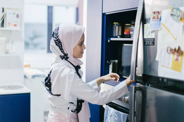 Mujer Bastante Musulmana Cocina — Foto de Stock
