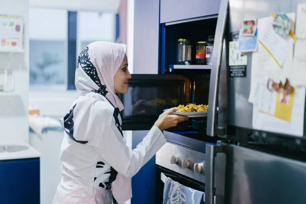 Mujer Bastante Musulmana Cocina — Foto de Stock
